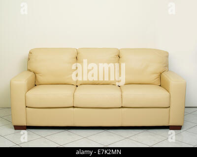 Drei Sitzer gelb Beige Couch / Sofa Stockfoto