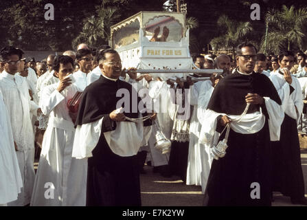 Der Körper der Saint Francis Xavier wird durch Glas und silbernen Sarg 1974 während wird vorgeführt von seine letzte Ruhestätte in der Basilika Bom Jesus zu der nahe gelegenen Se Kathedrale während der feierlichen Exposition seiner heiligen Reliquien, die alle 10 Jahre in Goa, Indien erfolgt angesehen. Als die ersten Jesuiten-Missionar und Mitbegründer der Gesellschaft Jesu Xavier in Goa in 1542 Christentum wiederherstellen auf die portugiesischen Siedler dort und anderswo in Asien angekommen. Der Papst erklärte ihn ein Heiliger 70 Jahre nach seinem Tod im Jahre 1552. Historisches Foto. Stockfoto