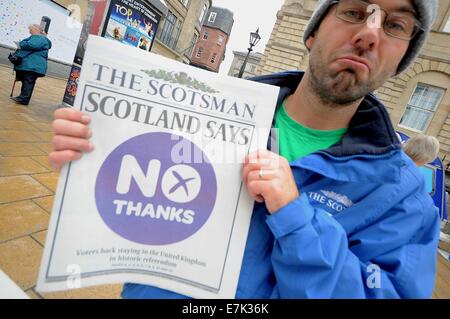 Edinburgh, Schottland, Vereinigtes Königreich. 19. Sep, 2014. Ein "Ja" Unterstützer runzelt die Stirn, als er die Überschrift "Nein Danke" aus der schottischen Unabhängigkeit Volksabstimmung hält. 55 Precent gegen Unabhängigkeit gestimmt. © Gail Orenstein/ZUMA Draht/Alamy Live-Nachrichten Stockfoto