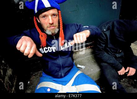 Edinburgh, Schottland, Vereinigtes Königreich. 19. Sep, 2014. '' Ja '' Anhänger geben einen Daumen nach unten, nachdem er die ganze Nacht für die Ergebnisse wartete. © Gail Orenstein/ZUMA Draht/Alamy Live-Nachrichten Stockfoto