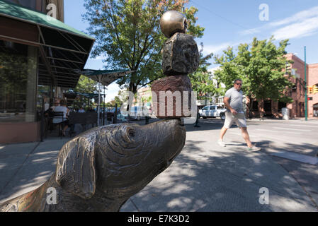 "Gedanken entdeckt", eine Skulptur von Brad Rude, in der Innenstadt von Walla Walla, Washington. Stockfoto