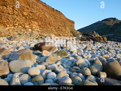 große Runde Felsen am Strand von Kinderbett Bucht in der Nähe von St gefunden. Nur in Cornwall, Großbritannien Stockfoto