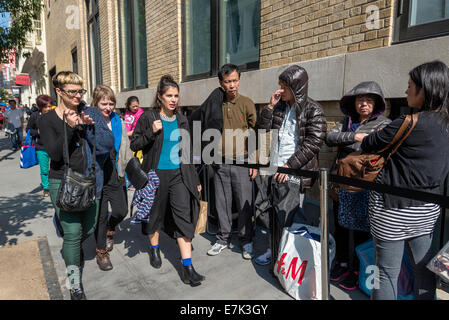 New York, USA. 19. September 2014. Massen außerhalb der Soho-Apfel für die Freigabe des iPhone 6 Gutschrift: Stacy Walsh Rosenstock/Alamy Live News Stockfoto