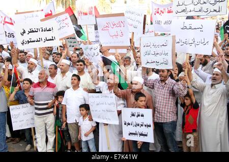 (140919)--Tripolis, Sept. 19 (Xinhua)--Demonstranten halten Plakate und skandieren Parolen während einer Kundgebung auf dem Platz der Märtyrer in Tripolis, Libyen, am 19. September 2014. Hunderte von Menschen gingen auf die Straße in Tripolis um ihre Unterstützung für die islamistischen unterstützt Ministerpräsident Omar al-Hasi zeigen. Seit Juli hat Libyen jongliert zwei rivalisierenden Regierungen, eine unter der Leitung von islamistischen Hasi und eine unter der Leitung von pro-säkularen Abdullah al-Theni, der jetzt im Exil in Libyens östlichen Stadt Tobruk. (Xinhua/Hamza-Türkei) Stockfoto