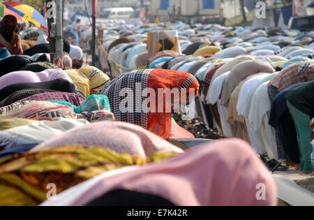 Islamabad, Pakistan. 19. Sep, 2014. Pakistanische Anhänger der religiösen Führer Tahir-Ul-Qadri führen Freitagsgebet während einer Anti-Regierungs-Protest vor dem Parlamentsgebäude in Islamabad, der Hauptstadt von Pakistan, am 19. September 2014. Pakistanische Premierminister Nawaz Sharif am Freitag zwei protestierende Parteien der "Anstiftung zu Menschen zu w5ahlen Meuterei" angeklagt, aber klargestellt, dass nur wenige Tausende Menschen in ihren "finstere Designs" nie gelingen würde, das System zu entgleisen. Bildnachweis: Saadia Seher/Xinhua/Alamy Live-Nachrichten Stockfoto