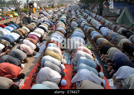 Islamabad, Pakistan. 19. Sep, 2014. Pakistanische Anhänger der religiösen Führer Tahir-Ul-Qadri führen Freitagsgebet während einer Anti-Regierungs-Protest vor dem Parlamentsgebäude in Islamabad, der Hauptstadt von Pakistan, am 19. September 2014. Pakistanische Premierminister Nawaz Sharif am Freitag zwei protestierende Parteien der "Anstiftung zu Menschen zu w5ahlen Meuterei" angeklagt, aber klargestellt, dass nur wenige Tausende Menschen in ihren "finstere Designs" nie gelingen würde, das System zu entgleisen. Bildnachweis: Saadia Seher/Xinhua/Alamy Live-Nachrichten Stockfoto