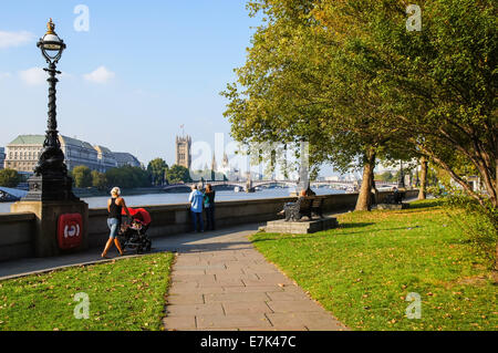 Menschen zu Fuß entlang der Themse auf Albert Embankment in London England Vereinigtes Königreich Großbritannien Stockfoto