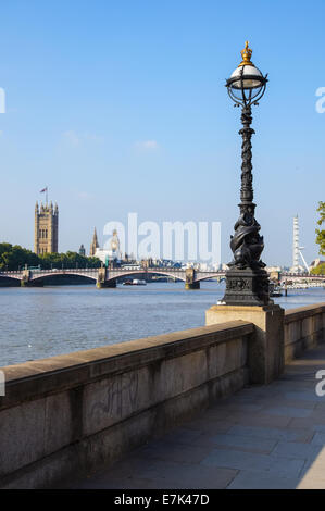 London Eye und die Houses of Parliament von der aus gesehen Albert Embankment in Lambeth London England Vereinigtes Königreich Großbritannien Stockfoto