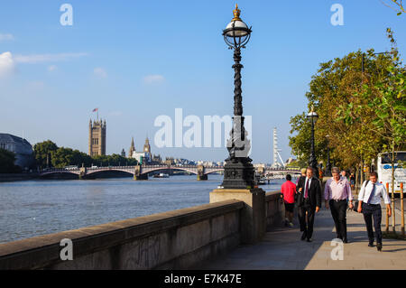 Menschen zu Fuß entlang der Themse auf Albert Embankment in London England Vereinigtes Königreich Großbritannien Stockfoto