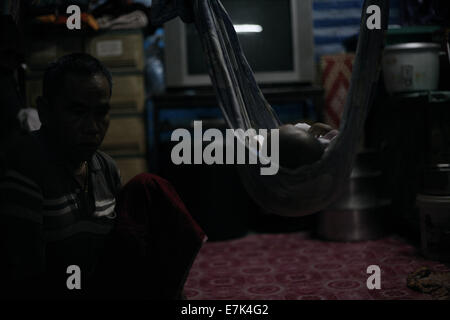 Mae Sot, Thailand. 18. Sep, 2014. Ein mobile Arzt während einer Behandlung der birmanischen Bürgerinnen und Bürger, die die Grenze um medizinische Behandlung, in der Bordertown von Mae Sot, in Thailand.Despite Waffenstillstand zwischen bewaffneten ethnischen Gruppen und der Regierung Militär, viele Menschen aus Burma sind weiterhin die Grenze nach Thailand, um medizinische Versorgung zu suchen, die nicht zugegriffen werden oder unerschwinglich im eigenen Land. © Rohan Radheya/ZUMA Draht/Alamy Live-Nachrichten Stockfoto