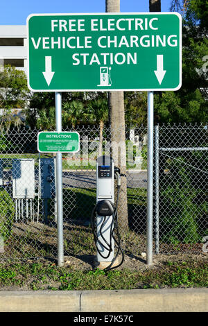 Kostenlose elektrische Fahrzeug Ladestation am Tampa International Airport Stockfoto