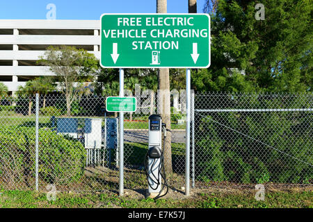 Kostenlose elektrische Fahrzeug Ladestation am Tampa International Airport Stockfoto