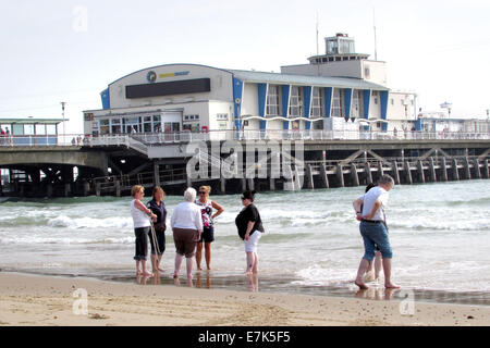 Bournemouth, Dorset, UK. 18. September 2014. Bournemouth sonnt sich in der Sonne und Leute genießen den goldenen Sandstrand am 18. September 2014 in Bournemouth, England-Foto von Keith Mayhew/Alamy Live News Stockfoto