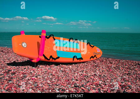 Infrarotbild RNLI Rettungsschwimmer Surfbrett am Strand von Münster am Meer in Kent auf der Isle of Sheppey Stockfoto