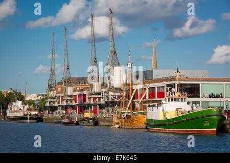 Klassische und historische Schiffe säumen den Kai von Bristols Hafenbecken, Bristol, England Stockfoto