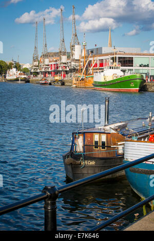 Klassische und historische Schiffe säumen den Kai von Bristols Hafenbecken, Bristol, England Stockfoto