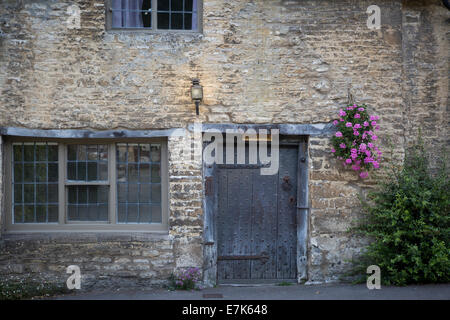 Eingangstür zum Haus entlang Hautpstraße, Castle Combe, Wiltshire, England Stockfoto