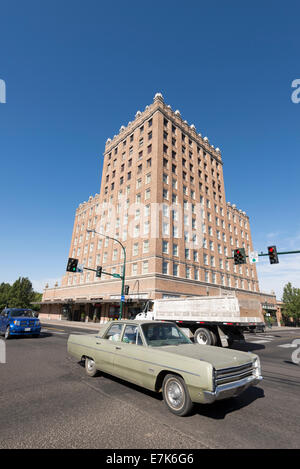 Straßenszene vor dem historischen Marcus Whitman Hotel in der Innenstadt von Walla Walla, Washington. Stockfoto