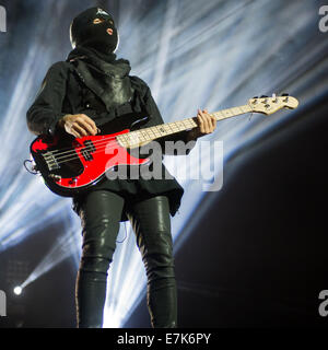 Fall Out Boy, die live auf der Bühne in der Phones 4u Arena als Teil ihrer sparen Rock und Roll Tour mit 2014: Pete Wentz Where: Manchester, Vereinigtes Königreich bei: 17. März 2014 Stockfoto