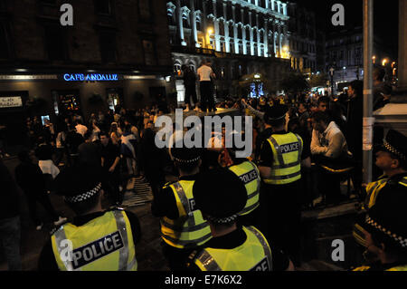 Glasgow, Schottland. 19. September 2014. "Ja" und "Nein" Fans versammelten sich in wichtigsten George Square. Beidseitig schrie Missbrauch einander an, bevor die Polizei die Massen verteilt. "Ja" Demonstranten kletterte auf ein überspringen. Bildnachweis: Andrew Steven Graham/Alamy Live-Nachrichten Stockfoto