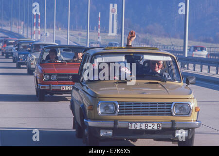 West Berlin, Deutschland. 17. September 2013. PKW-Belastung von Menschen aus der DDR werden begrüßt, die innerdeutsche Grenze in der Nähe von Hof, Deutschland am 10. November 1989 überqueren. Die Grenzen zwischen Ost- und Westdeutschland waren 9. November 1989 zum ersten Mal in fast 40 Jahren. 1989 Scott A. Miller © eröffnet worden. © Scott A. Miller/ZUMA Wire/ZUMAPRESS.com/Alamy Live-Nachrichten Stockfoto