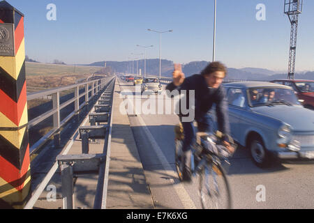 West Berlin, Deutschland. 18. September 2013. Ein Radfahrer kreuzt die innerdeutsche Grenze aus der DDR in Westdeutschland in der Nähe von Hof, Deutschland am 10. November 1989. Die Grenzen zwischen Ost- und Westdeutschland waren 9. November 1989 zum ersten Mal in fast 40 Jahren. 1989 Scott A. Miller © eröffnet worden. © Scott A. Miller/ZUMA Wire/ZUMAPRESS.com/Alamy Live-Nachrichten Stockfoto