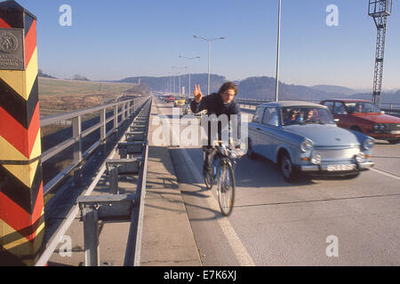 West Berlin, Deutschland. 18. September 2013. Ein Radfahrer kreuzt die innerdeutsche Grenze aus der DDR in Westdeutschland in der Nähe von Hof, Deutschland am 10. November 1989. Die Grenzen zwischen Ost- und Westdeutschland waren 9. November 1989 zum ersten Mal in fast 40 Jahren. 1989 Scott A. Miller © eröffnet worden. © Scott A. Miller/ZUMA Wire/ZUMAPRESS.com/Alamy Live-Nachrichten Stockfoto