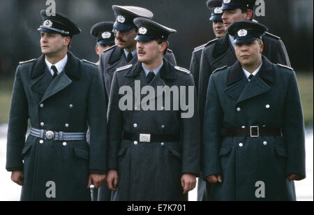 Bad Salzungen, DDR. 22. Sep, 2009. Soldaten aus der DDR Armee (NVA) während der Feier zum 40. Jahrestag der DDR während einer Feier auf ihrer Basis am 9. Februar 1990 in Bad Salzungen, Ost-Deutschland. Nach Öffnung der innerdeutschen Grenze wurde die Nationale Volksarmee mit Karriere Offiziere und Soldaten verlassen, um nach Westen zu bewegen fragmentiert. © 1989 Scott A. Miller. © Scott A. Miller/ZUMA Wire/ZUMAPRESS.com/Alamy Live-Nachrichten Stockfoto