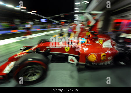 Singapur. 19. Sep, 2014. Ferrari-Pilot Fernando Alonso fährt aus der Garage Team während des zweiten Trainings bei der Singapur Formel 1 Nachtrennen am 19. September 2014. Singapur Formel 1 Nachtrennen statt 2 Trainingseinheiten auf dem Marina Bay Street Circuit in Singapur. Bildnachweis: Dann Chih Wey/Xinhua/Alamy Live News Stockfoto