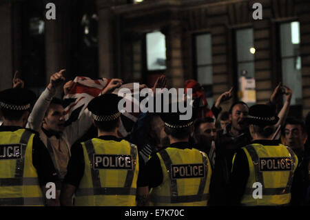 Glasgow, Schottland. 19. September 2014.  "Ja" und "Nein" Fans versammelten sich in wichtigsten George Square. Beidseitig schrie Missbrauch einander an, bevor die Polizei die Massen verteilt. Polizei-Trennung der Gruppen mit einem Hitlergruß und britische Flagge im Hintergrund. Bildnachweis: Andrew Steven Graham/Alamy Live-Nachrichten Stockfoto