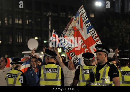 Glasgow, Schottland. 19. September 2014. "Ja" und "Nein" Fans versammelten sich in wichtigsten George Square. Beidseitig schrie Missbrauch einander an, bevor die Polizei die Massen verteilt. Ein Flag, das "Regel Britania" fliegen über Polizei sagt. Bildnachweis: Andrew Steven Graham/Alamy Live-Nachrichten Stockfoto