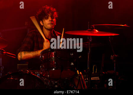 Cesare Petulicchio von Bud Spencer Blues Explosion führt live auf der Bühne des "Star 2014 Free Festival", bei Moncalieri, Turin. © Andrea Kätzchen/Pacific Press/Alamy Live-Nachrichten Stockfoto