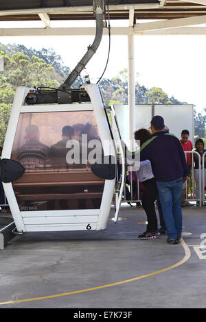 Unbekannte Leute, die in der Kabine der Seilbahn Telefériqo am Abfahrt Bahnhof in Quito, Ecuador Stockfoto