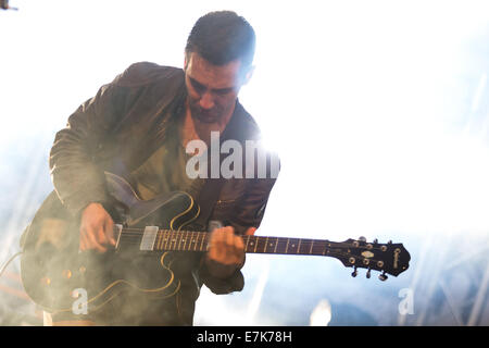 Adriano Viterbini der Bud Spencer Blues Explosion führt live auf der Bühne des "Star 2014 Free Festival", bei Moncalieri, Turin. © Andrea Kätzchen/Pacific Press/Alamy Live-Nachrichten Stockfoto