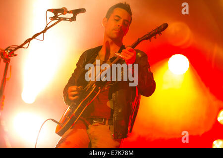 Adriano Viterbini der Bud Spencer Blues Explosion führt live auf der Bühne des "Star 2014 Free Festival", bei Moncalieri, Turin. © Andrea Kätzchen/Pacific Press/Alamy Live-Nachrichten Stockfoto