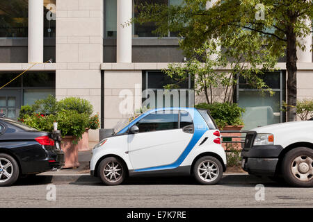 Smart Auto geparkt auf kleinem Raum - USA Stockfoto