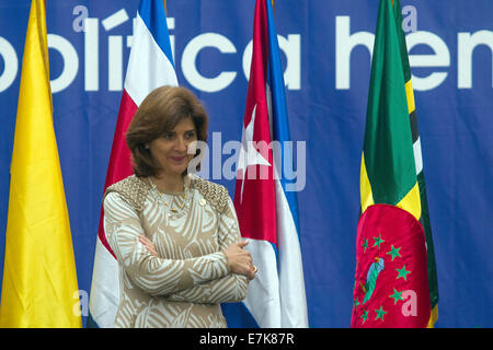 Guatemala-Stadt, Guatemala. 19. Sep, 2014. Das kolumbianische Außenministerin Maria Angela Holguin besucht das offizielle Bild von der 46. Sondersitzung der Generalversammlung von der Organisation amerikanischer Staaten (OAS) in Guatemala-Stadt, Hauptstadt von Guatemala, 19. September 2014. Der OAS statt eine Sondersitzung Möglichkeiten im Kampf gegen Drogen in den USA zu besprechen. © Luis Echeverria/Xinhua/Alamy Live-Nachrichten Stockfoto