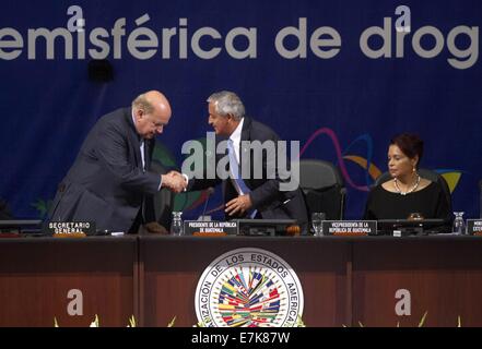 Guatemala-Stadt, Guatemala. 19. Sep, 2014. Guatemalan President Otto Perez Molina (C), Generalsekretär der Organisation amerikanischer Staaten (OAS) José Miguel Insulza (L), und Vice President of Guatemala Roxana Baldetti (R), Teilnahme an der Plenarsitzung des 46. Sondersitzung der Generalversammlung der OAS in Guatemala-Stadt, Hauptstadt von Guatemala, 19. September 2014. Der OAS statt eine Sondersitzung Möglichkeiten im Kampf gegen Drogen in den USA zu besprechen. © Luis Echeverria/Xinhua/Alamy Live-Nachrichten Stockfoto