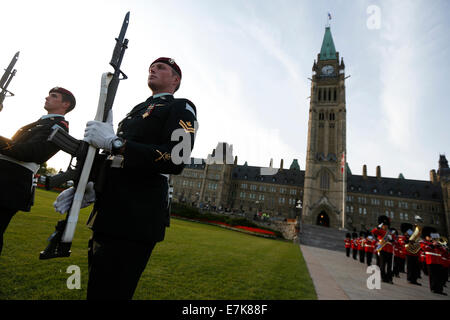 Ottawa, Kanada. 19. Sep, 2014. Soldaten führen Sie im Rahmen einer Feierstunde anlässlich der 100. Jahrestage von Prinzessin Patricias Canadian Light Infantry und das Royal 22. Regiment am Parliament Hill in Ottawa, Kanada, 19. September 2014. © David Kawai/Xinhua/Alamy Live-Nachrichten Stockfoto