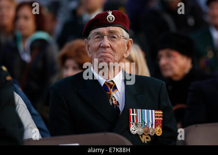 Ottawa, Kanada. 19. Sep, 2014. Eine Kriegsveteran reagiert während einer Zeremonie anlässlich der 100. Jahrestage von Prinzessin Patricias Canadian Light Infantry und das Royal 22. Regiment am Parliament Hill in Ottawa, Kanada, 19. September 2014. © David Kawai/Xinhua/Alamy Live-Nachrichten Stockfoto