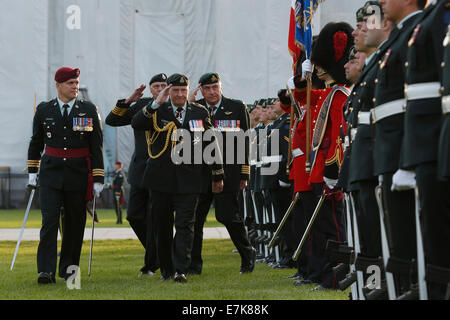 Ottawa, Kanada. 19. Sep, 2014. Kanadas Generalgouverneur David Johnston (2. L, vorn) grüßt wie er inspiziert Soldaten während einer Zeremonie anlässlich der 100. Jahrestage von Prinzessin Patricias Canadian Light Infanterie und das Royal 22. Regiment am Parliament Hill in Ottawa, Kanada, 19. September 2014. © David Kawai/Xinhua/Alamy Live-Nachrichten Stockfoto