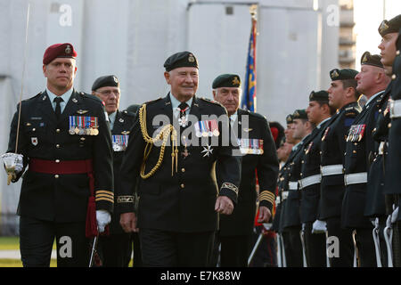 Ottawa, Kanada. 19. Sep, 2014. Kanadas Generalgouverneur David Johnston (2. L, vorn) inspiziert Soldaten während einer Zeremonie anlässlich der 100. Jahrestage von Prinzessin Patricias Canadian Light Infantry und das Royal 22. Regiment am Parliament Hill in Ottawa, Kanada, 19. September 2014. © David Kawai/Xinhua/Alamy Live-Nachrichten Stockfoto