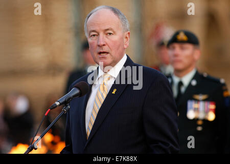 Ottawa, Kanada. 19. Sep, 2014. Kanadas Defence Minister Rob Nicholson befasst sich mit eine Zeremonie anlässlich der 100. Jahrestage von Prinzessin Patricias Canadian Light Infantry und das Royal 22. Regiment am Parliament Hill in Ottawa, Kanada, 19. September 2014. © David Kawai/Xinhua/Alamy Live-Nachrichten Stockfoto