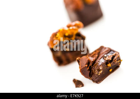 Gourmet-Ahorn Nussbaum vegane Trüffel auf weißem Hintergrund. Stockfoto