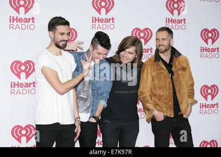 Las Vegas, NV, USA. 19. Sep, 2014. Kyle Simmons, Dan Smith, Chris 'Woody' Holz, Will Farquarson der Bastille in Anwesenheit für 2014 iHeartRadio Music Festival - Fr, MGM Grand Garden Arena, Las Vegas, NV 19. September 2014. Bildnachweis: James Atoa/Everett Collection/Alamy Live-Nachrichten Stockfoto