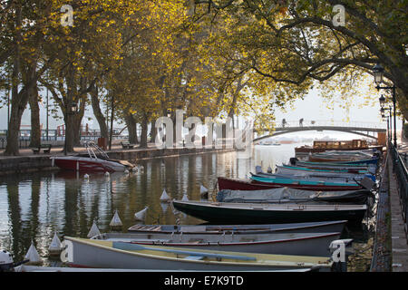 Canal du Vassé vom Pont des Amours, Annecy, Rhone-Alpes, Frankreich. Stockfoto