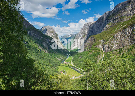Die Yosemite-wie UNESCO Welterbe Nærøy-Tal gesehen von der alten Post Road Stalheimskleva in Norwegen Stockfoto