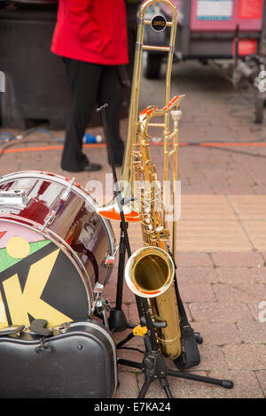 Musikinstrumente auf dem Bürgersteig vor einer Aufführung von Plopp während der 2014 Kendal-Mintfest Stockfoto