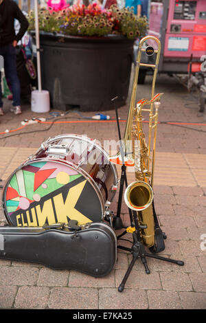 Musikinstrumente auf dem Bürgersteig vor einer Aufführung von Plopp während der 2014 Kendal-Mintfest Stockfoto