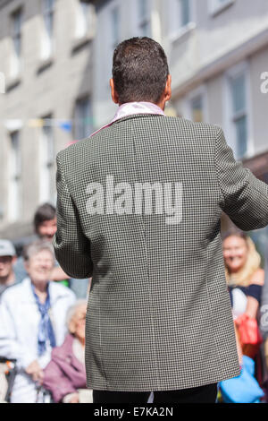 A Straße Zauberer in Kendal Town Centre in MIntfest Ausführung Stockfoto